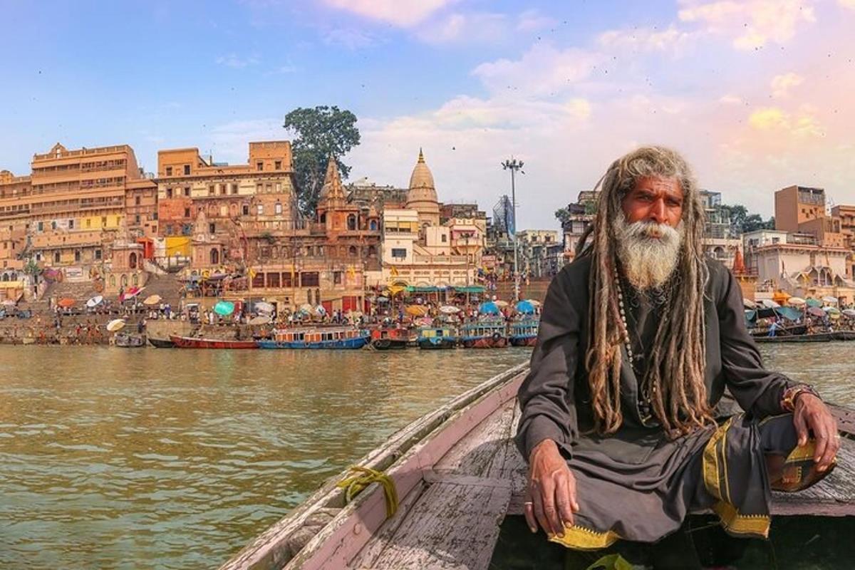 un homme avec une barbe assis dans un bateau sur l'eau