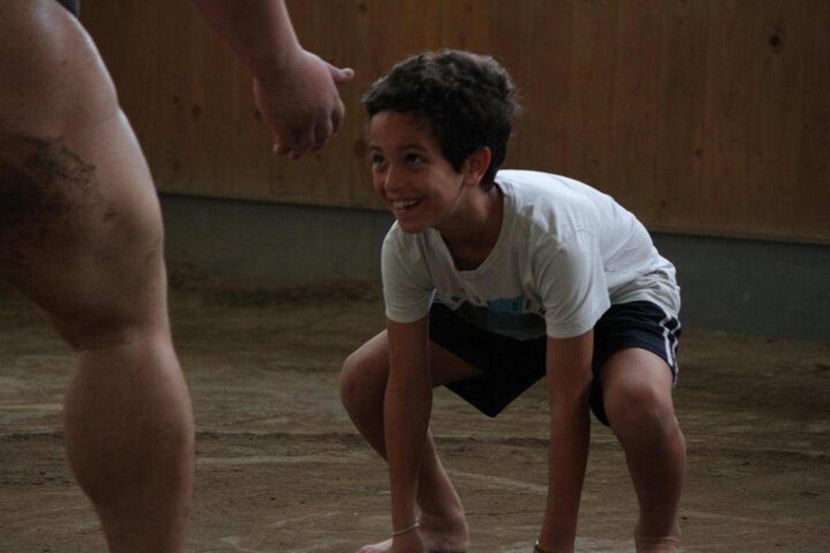 un ragazzino è inginocchiato sul pavimento