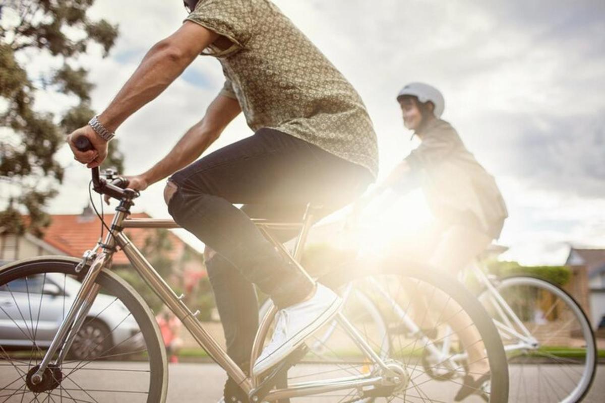 dvaja muži jazdiaci na bicykli po ulici