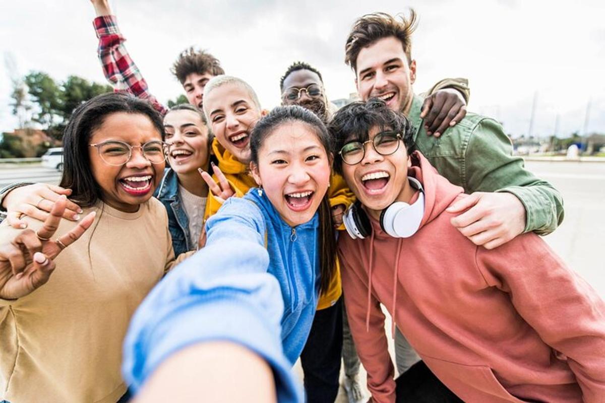 un gruppo di persone che posano per una foto