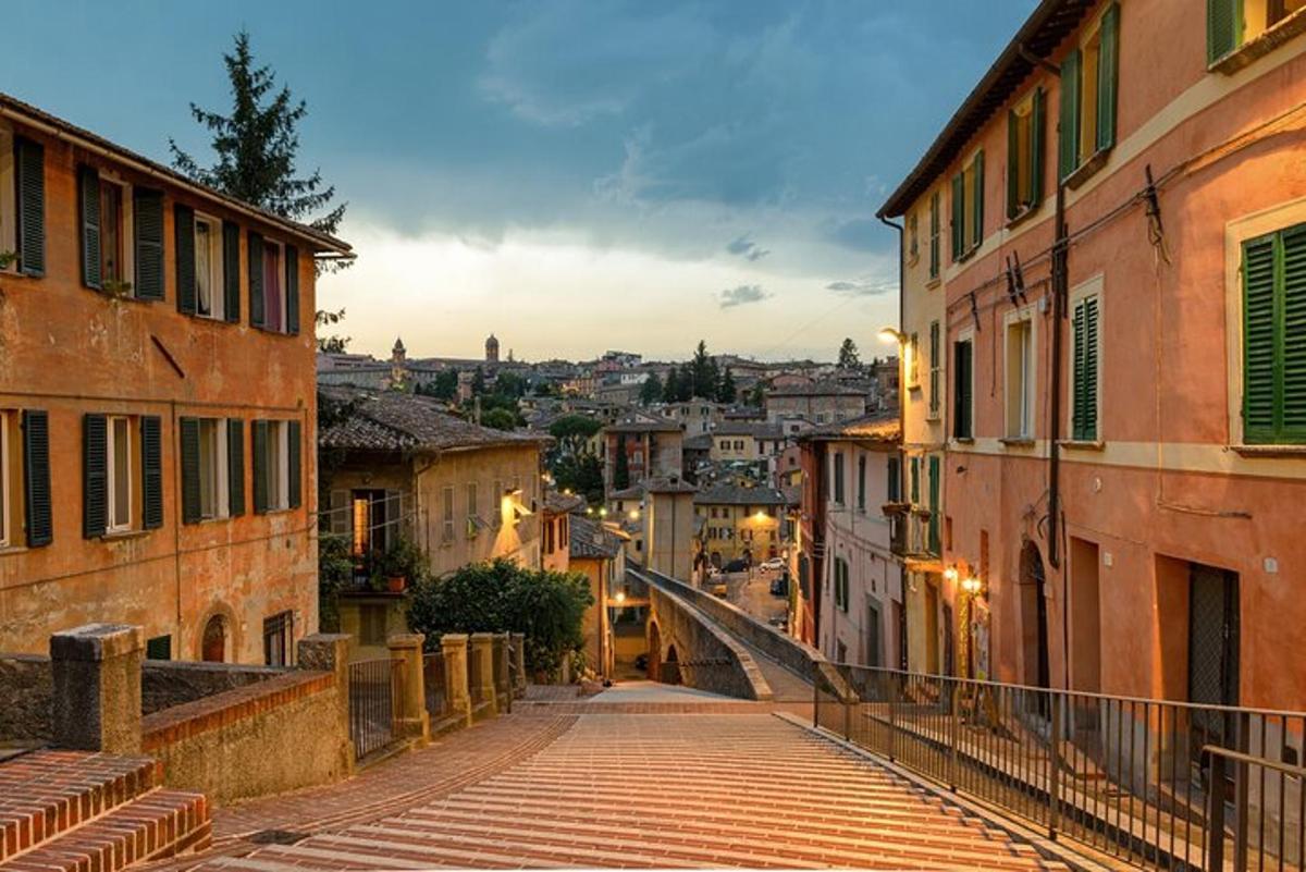 una strada vuota in una vecchia città al crepuscolo