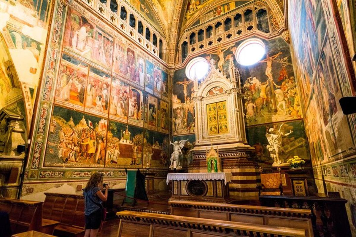una donna in piedi in una chiesa con dipinti sulle pareti