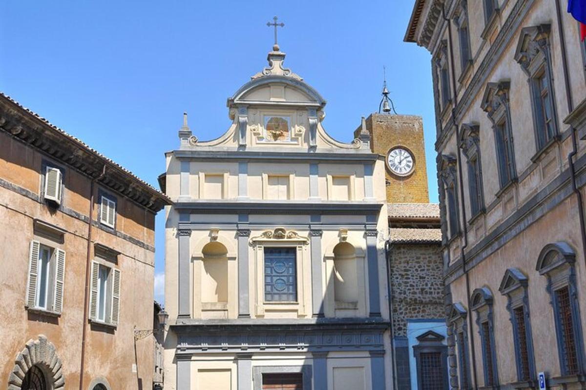 un edificio con una torre dell'orologio in cima