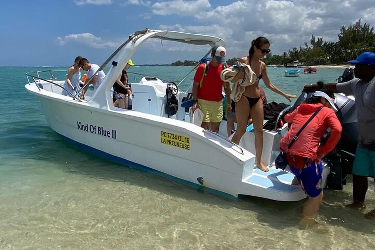 un gruppo di persone su una barca in acqua