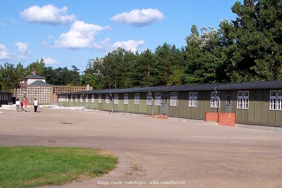 rida hooneid, mille parklas kõnnivad inimesed