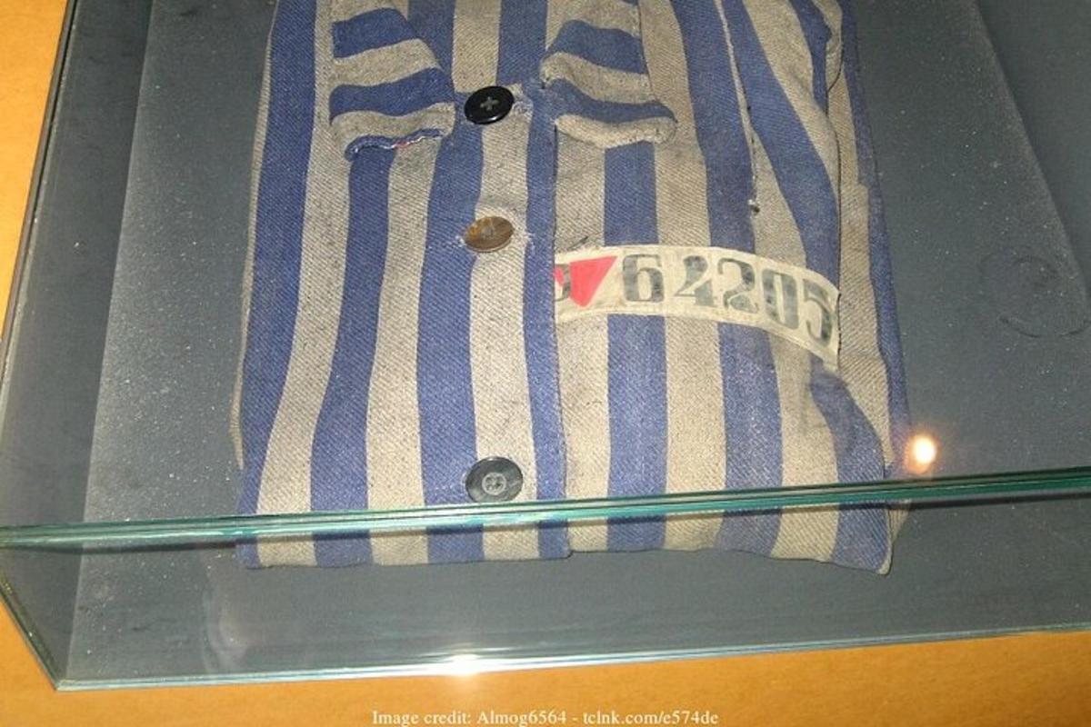 detailní záběr na pruhovaný ručník s visačkou
