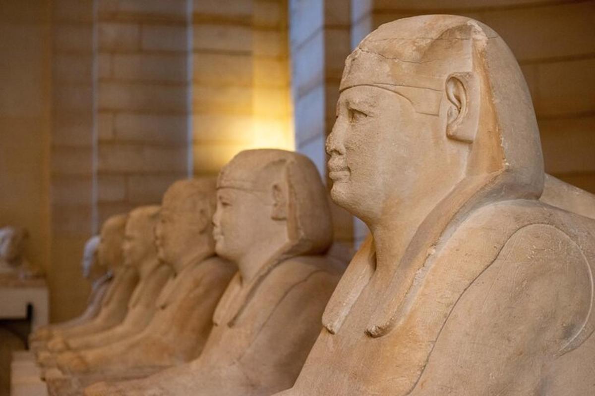 una filera d'estàtues de persones en un museu