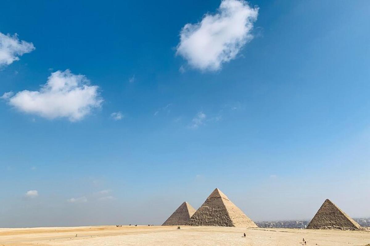 un grup de piràmides al desert sota un cel blau