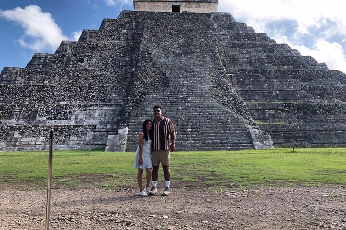 muž a žena stojící před pyramidou