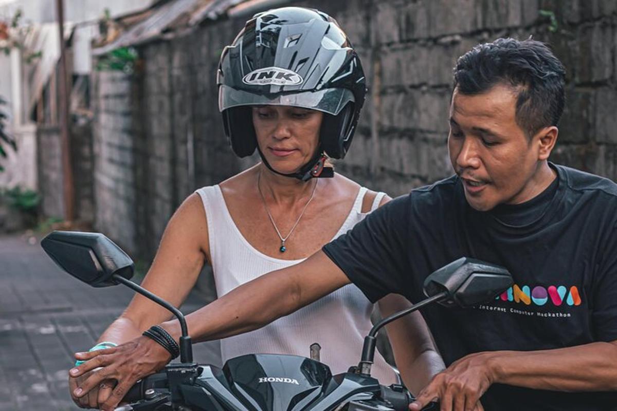 seorang lelaki dan seorang wanita menunggang motosikal