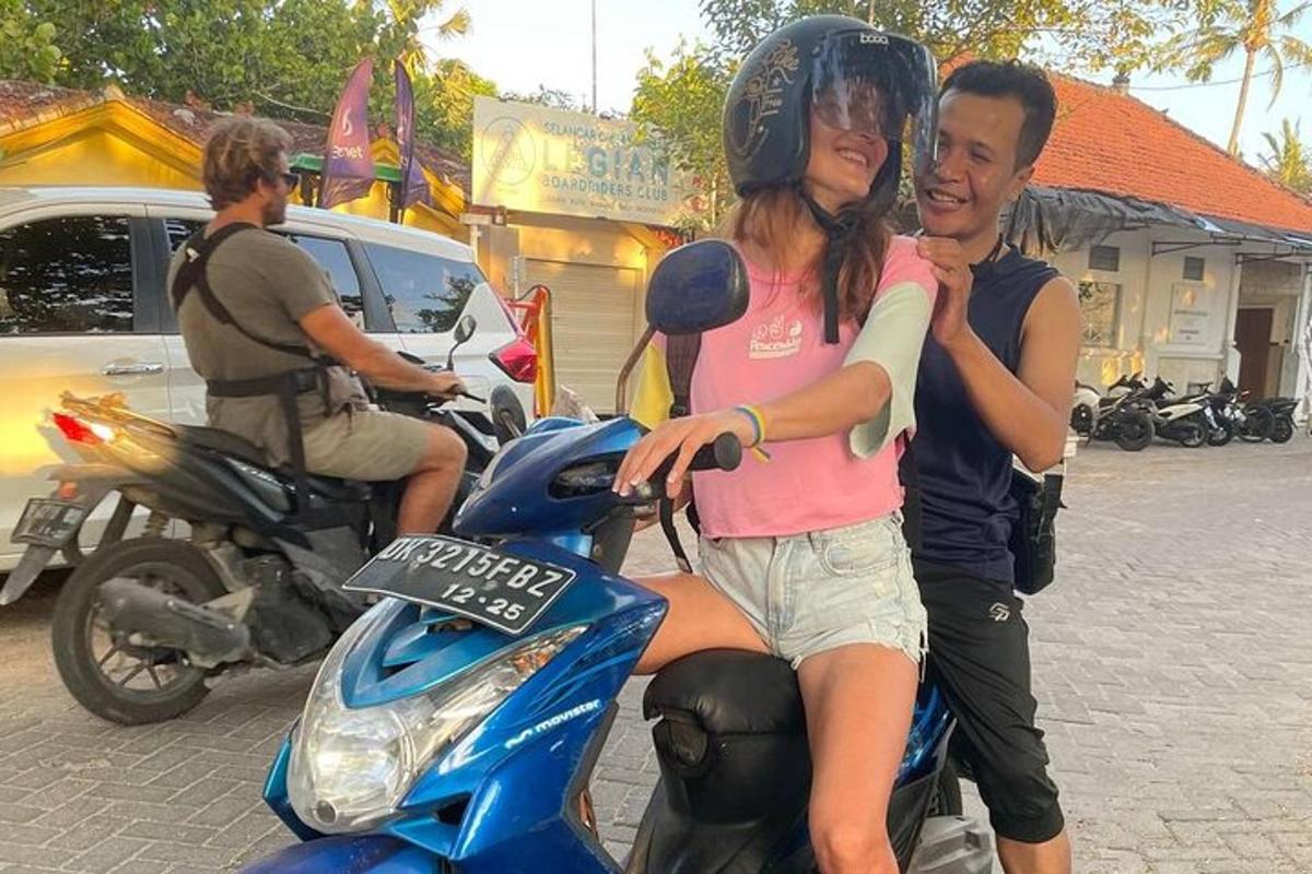 seorang pria dan seorang wanita duduk di atas sepeda motor