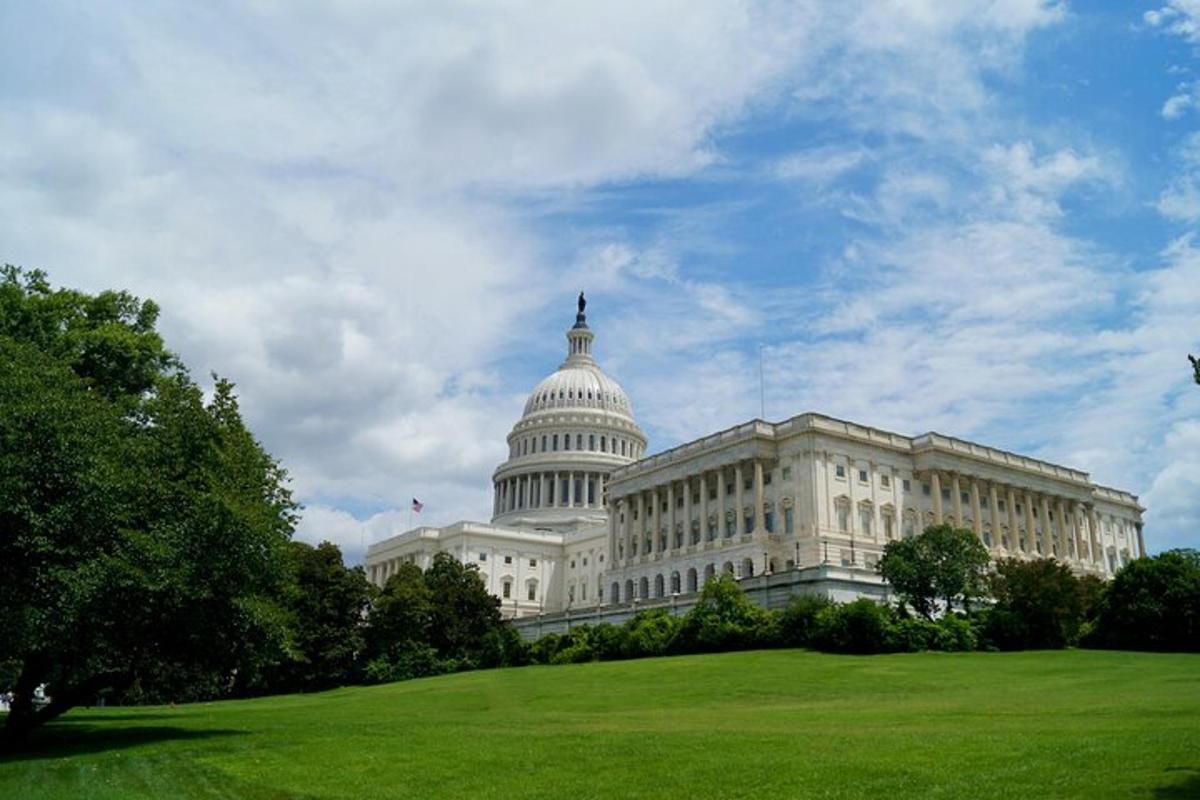 un gran edifici blanc amb el capitoli
