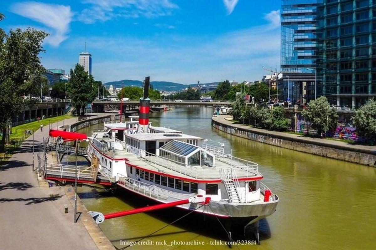 um grande barco está atracado em um rio