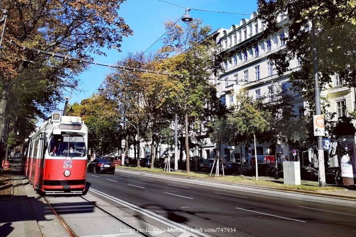 um bonde vermelho e branco em uma rua da cidade