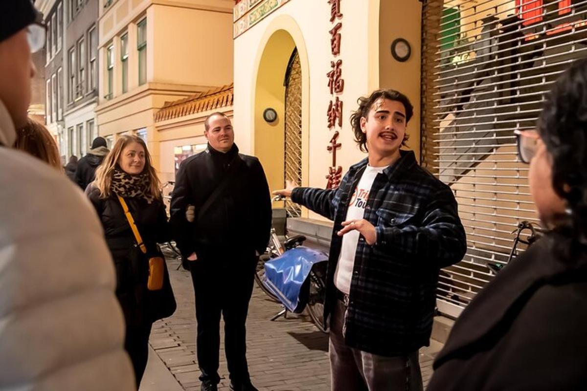 skupina lidí jdoucích po ulici
