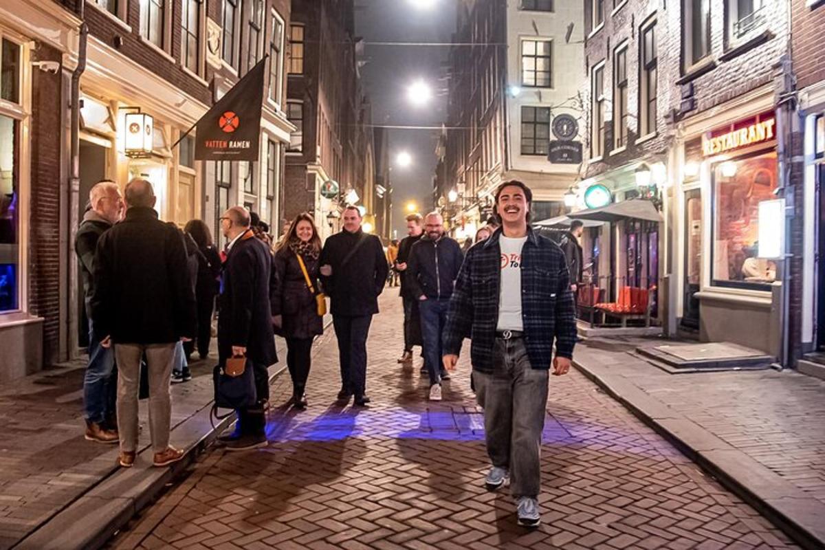 skupina lidí jdoucích v noci po ulici