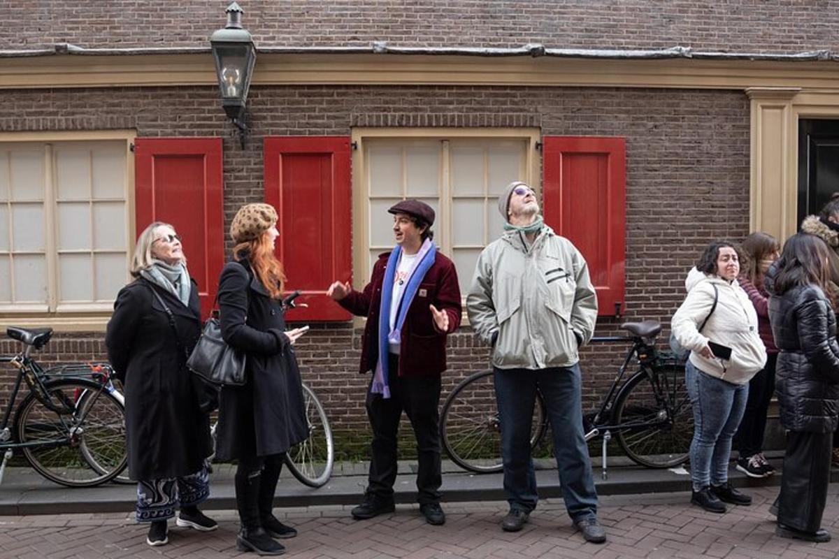 Un grupo de personas de pie frente a un edificio.