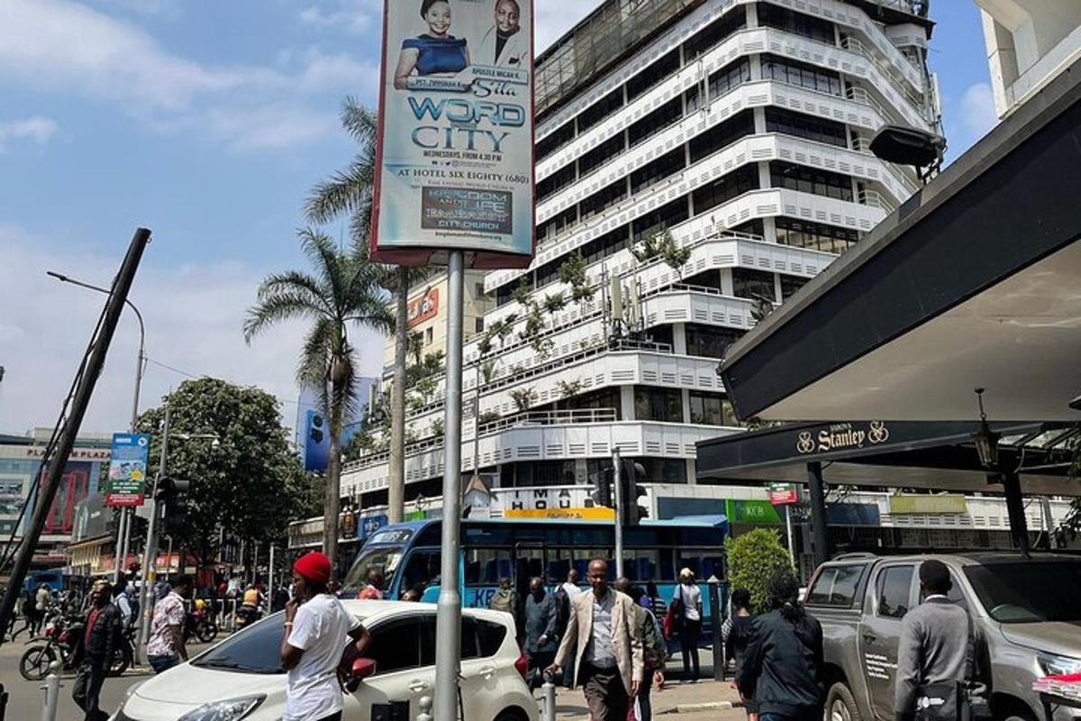 Una calle concurrida de la ciudad con coches y gente y un edificio.