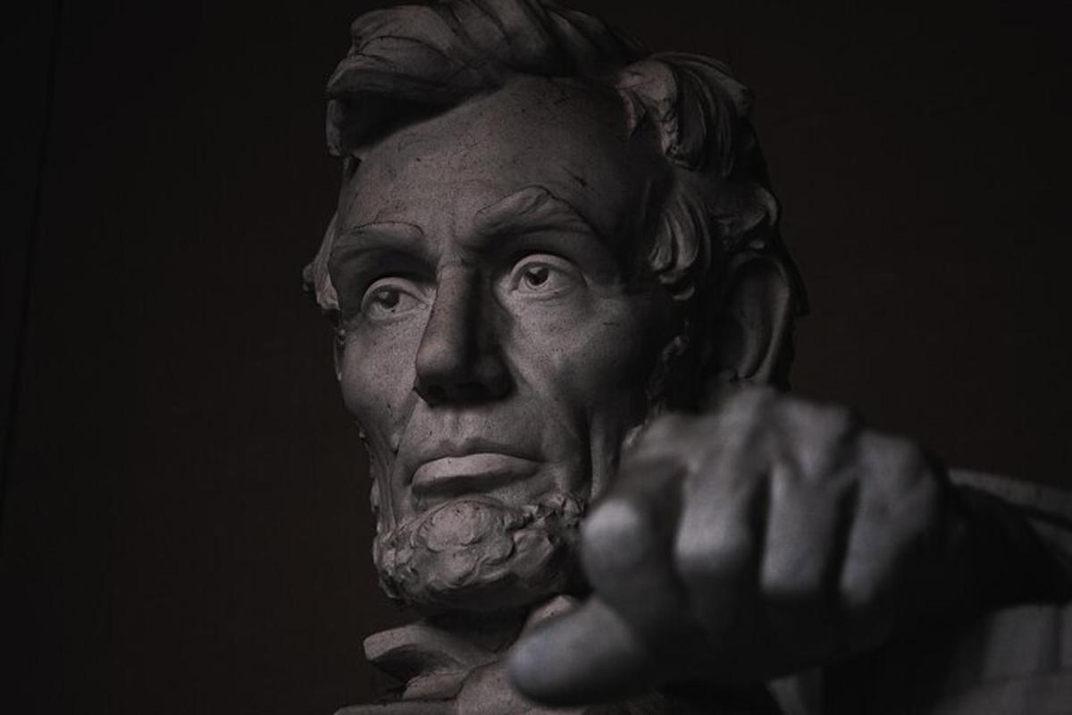 una statua di un uomo con la mano alzata