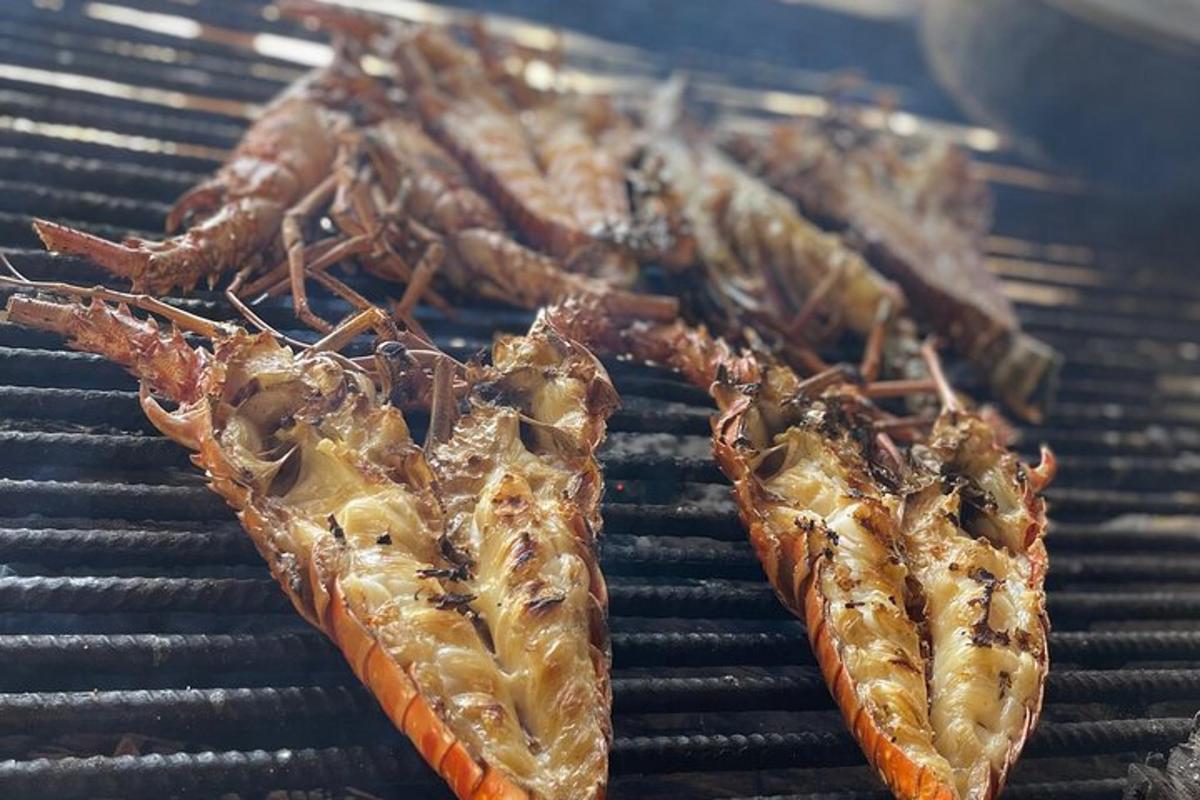 مجموعة من جراد البحر يطهى على الشواية