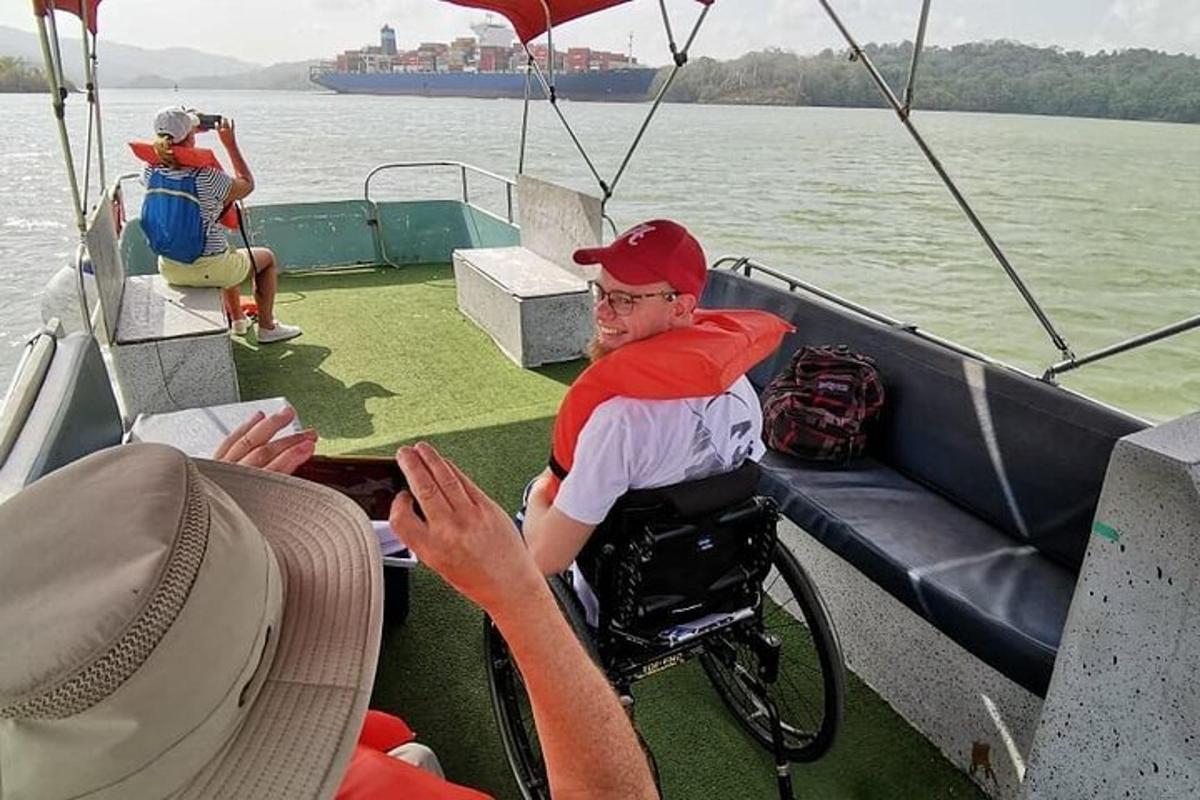 Un hombre en silla de ruedas sentado en un barco