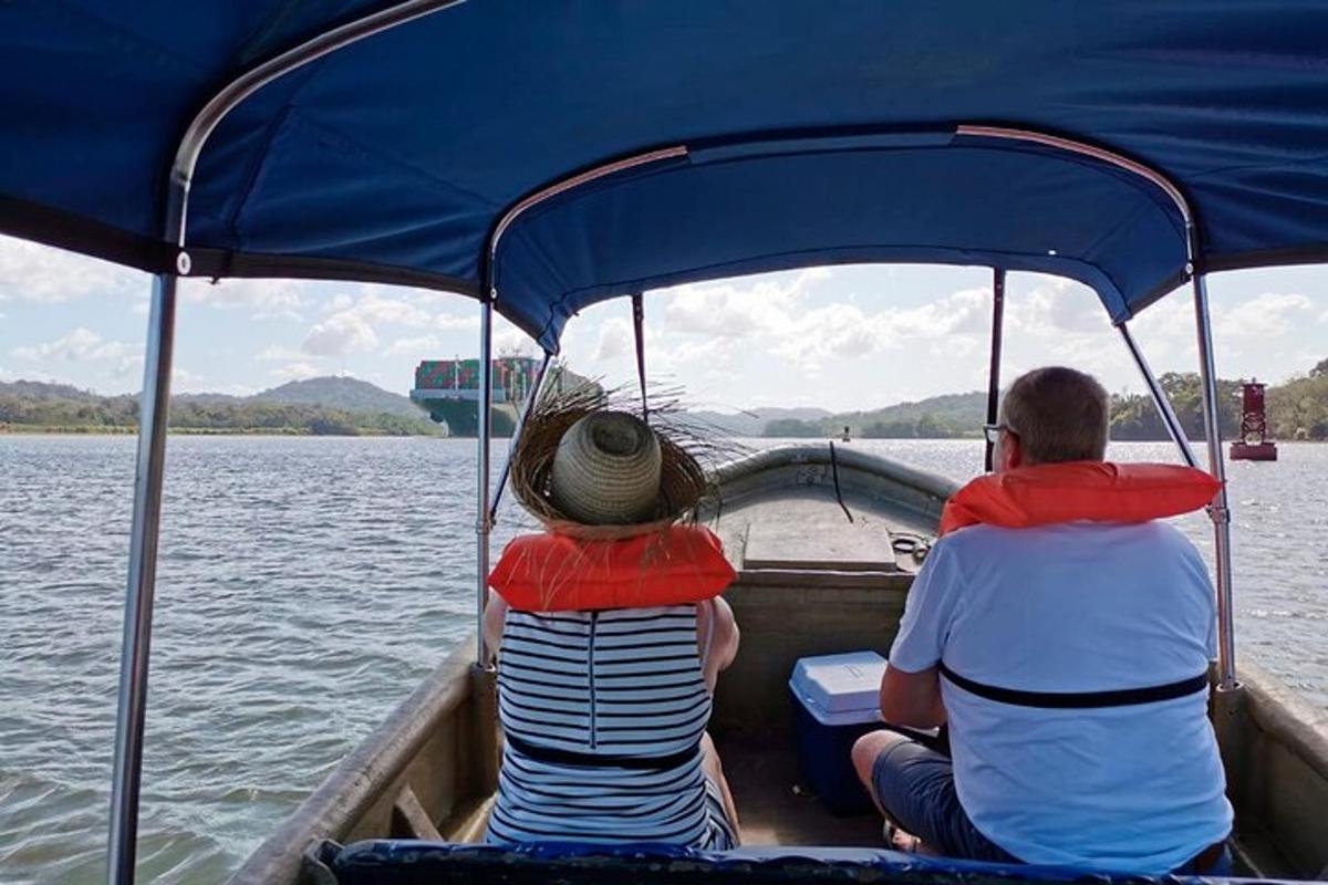 dos personas sentadas en un bote en el agua