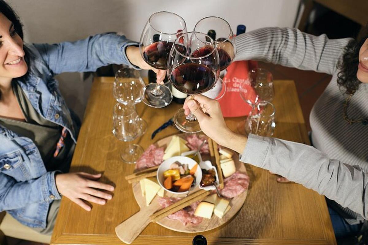 un gruppo di persone sedute attorno a un tavolo con bicchieri di vino