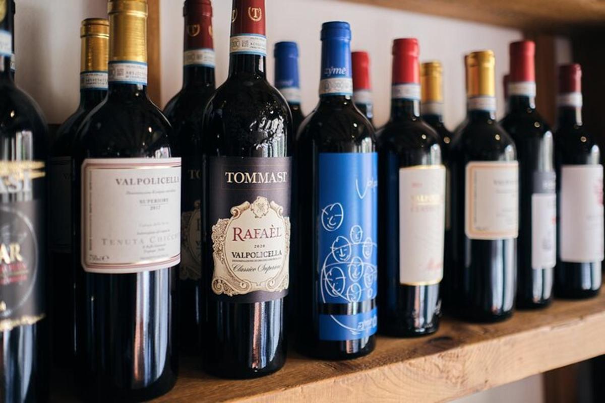 un mucchio di bottiglie di vino appoggiate su uno scaffale