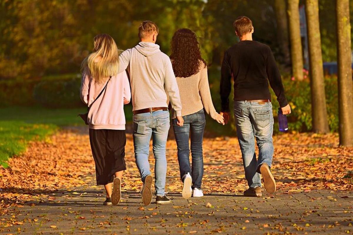 un gruppo di persone che camminano lungo un sentiero