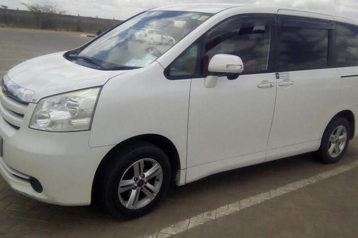 una camioneta blanca estacionada en un estacionamiento