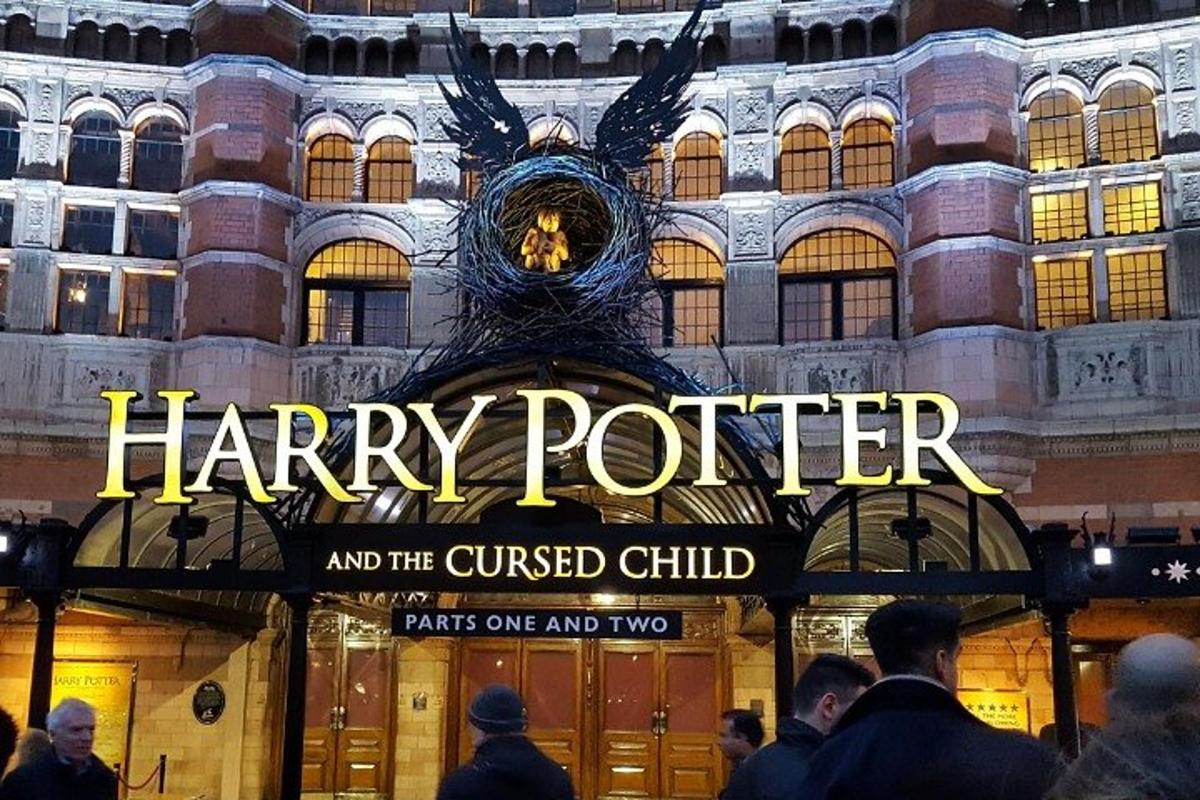 cedule s nápisem Harry Potter a Prokleté dítě na budově