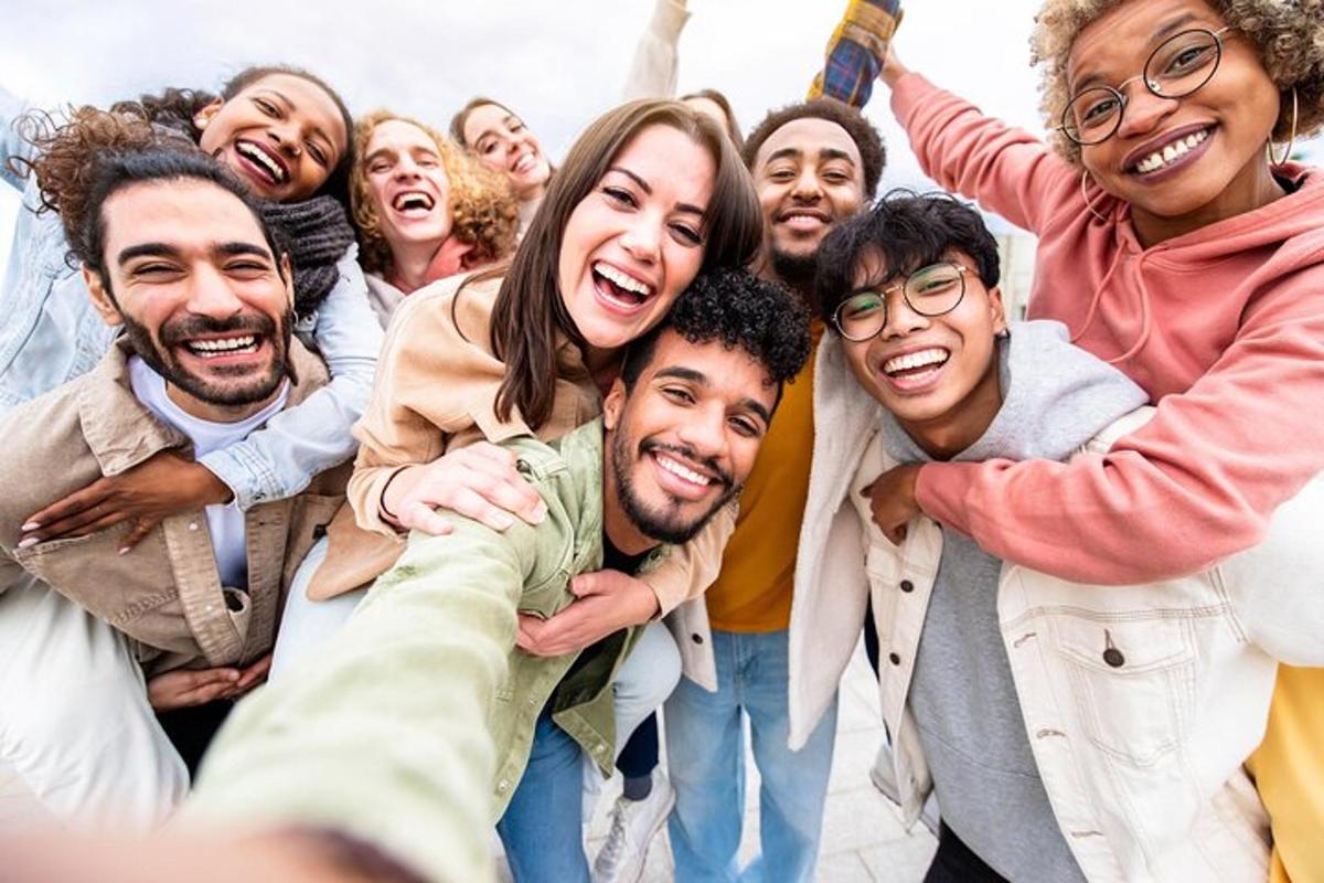 eine Gruppe von Menschen, die für ein Foto posieren