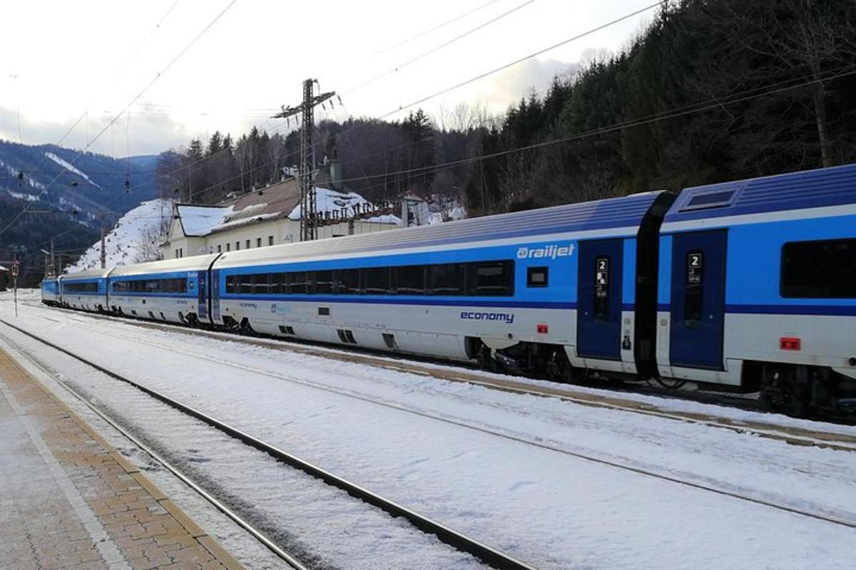 รถไฟสีน้ำเงินและสีขาวอยู่บนราง