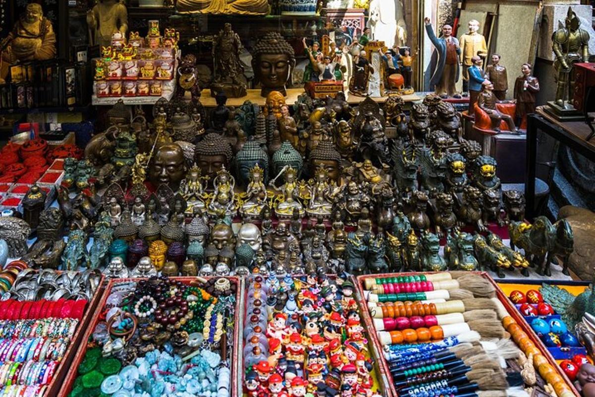 figurák és egyéb tárgyak kiállítása egy üzletben