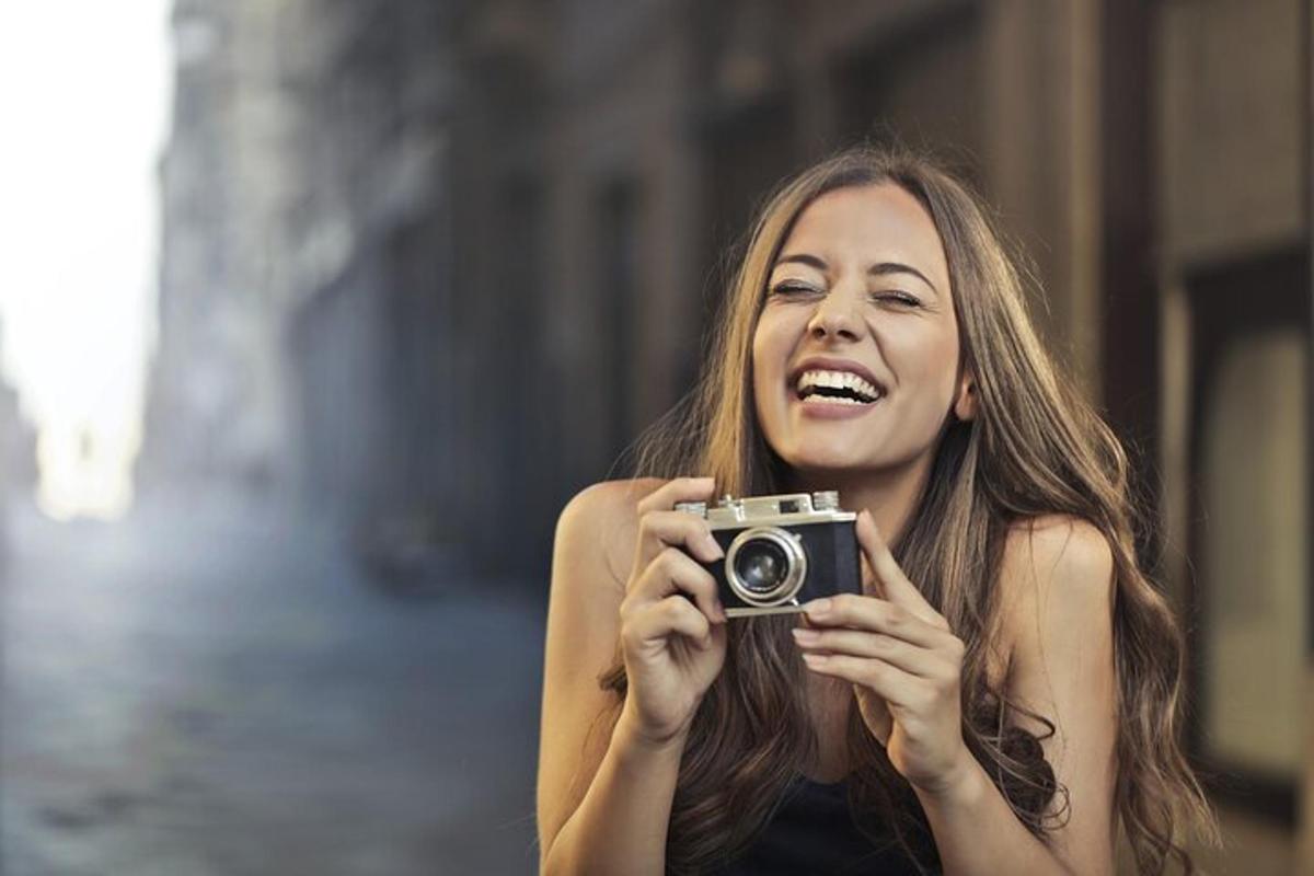 žena, která se fotí fotoaparátem