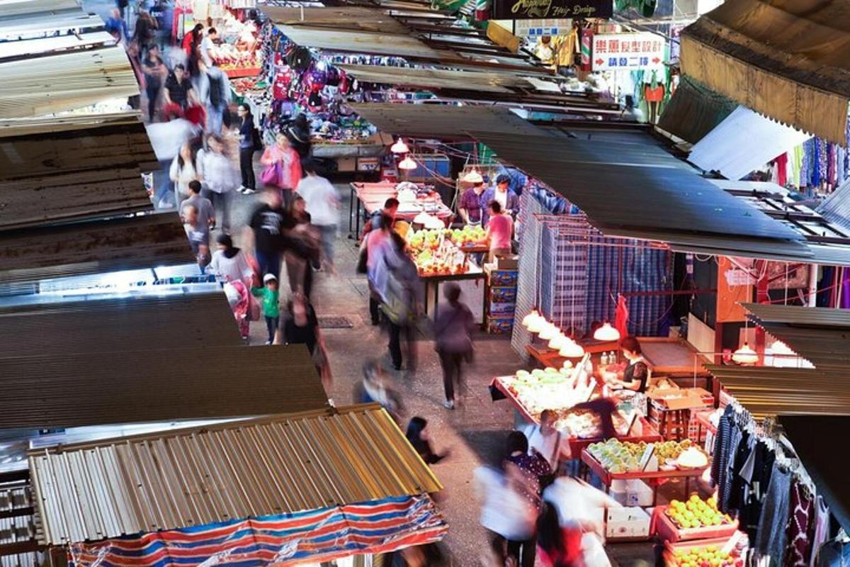 orang ramai berjalan melalui pasar