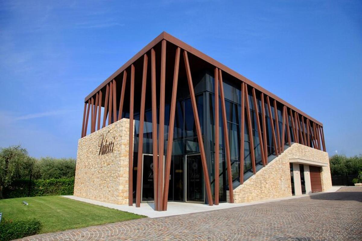 un gran edifici de maó amb una gran finestra