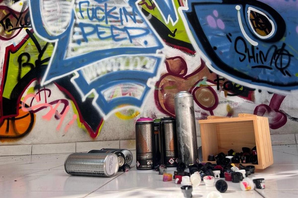 ein Raum mit Graffiti an der Wand und einem Müllhaufen