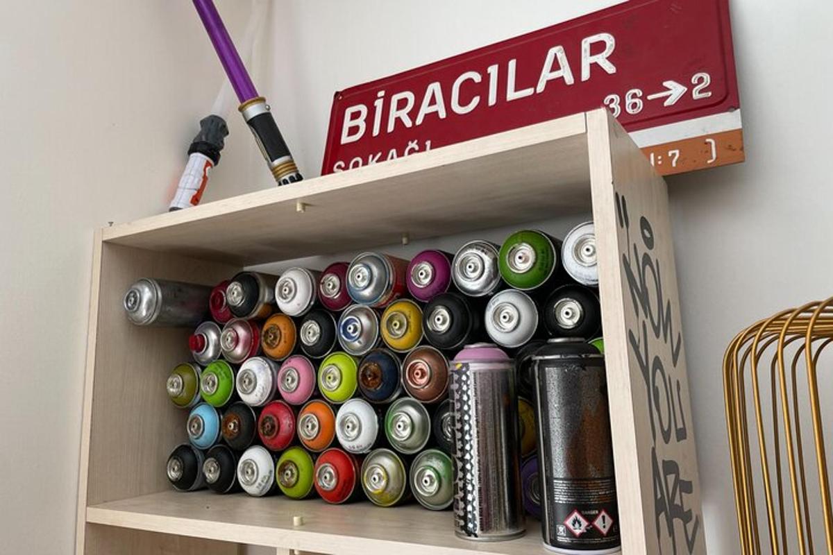 een plank vol met blikjes frisdrank