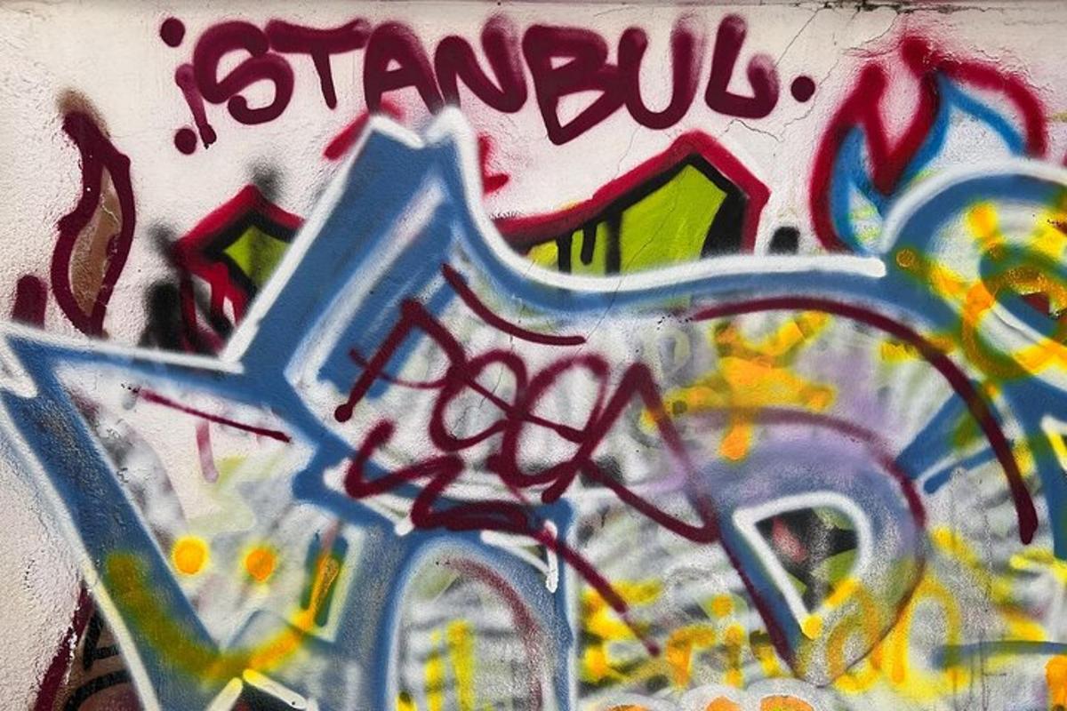 eine Wand mit viel Graffiti darauf