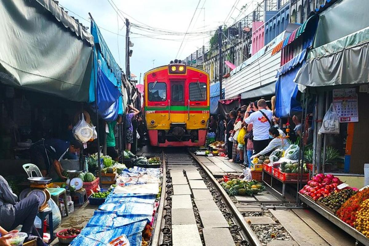 un treno è sui binari in un mercato all'aperto