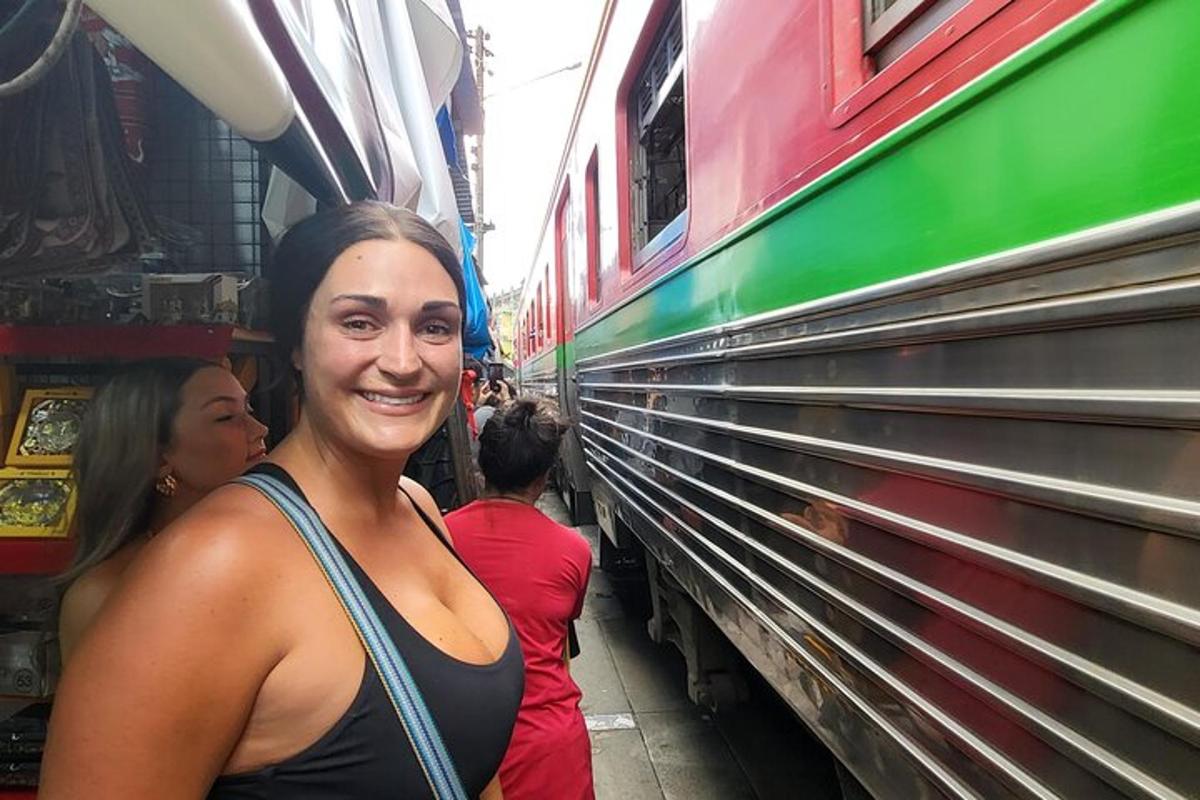 una donna è in piedi accanto a un treno