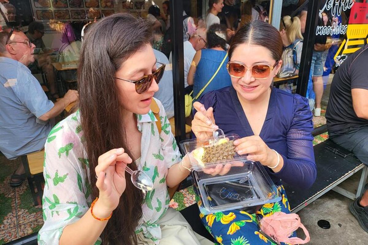 两个女人正在看一个食物容器