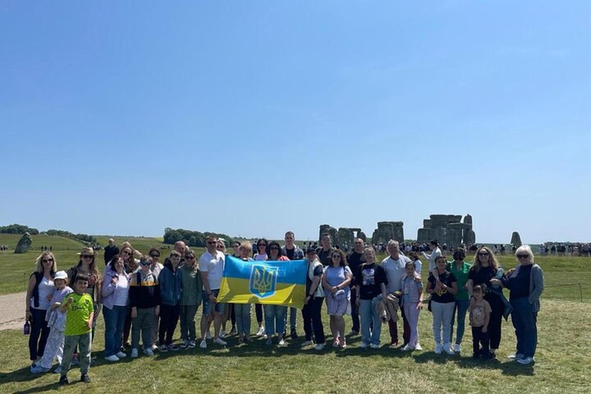 um grupo de pessoas segurando uma bandeira em um campo