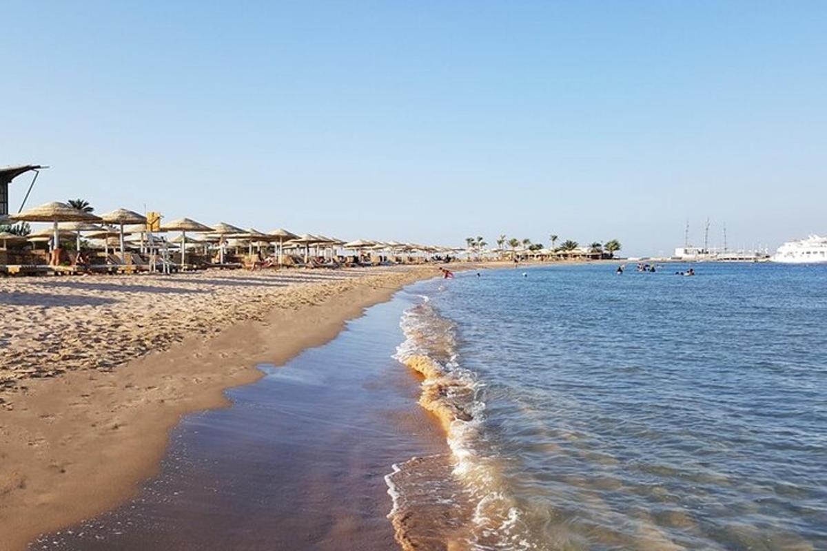 pješčana plaža sa suncobranima i oceanom