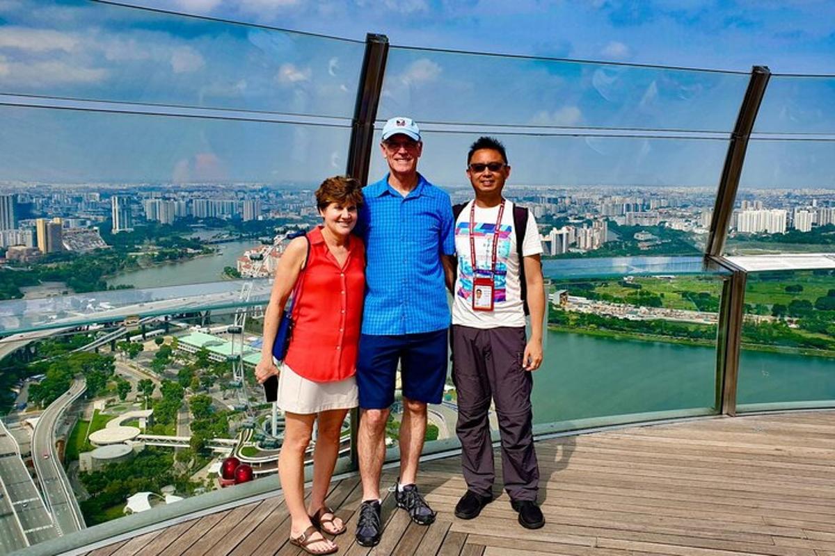 tiga orang berdiri di atas menara