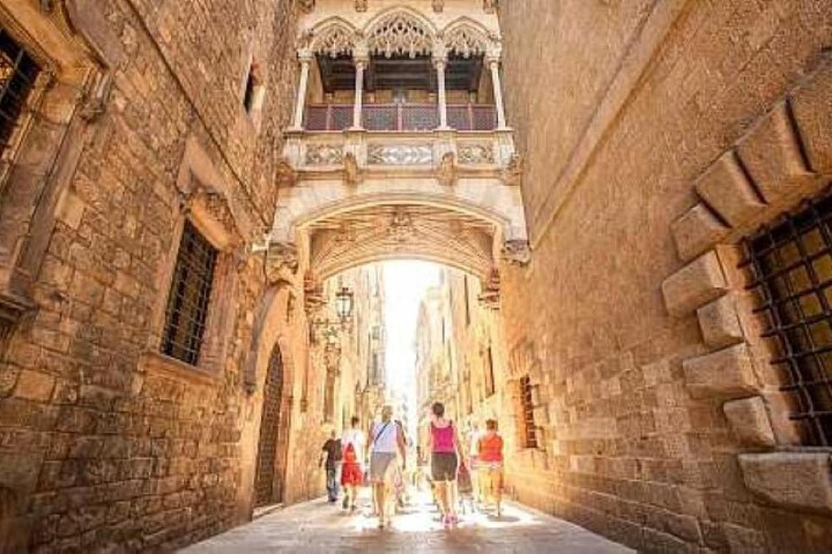 un grup de persones caminant per un carreró d'un edifici