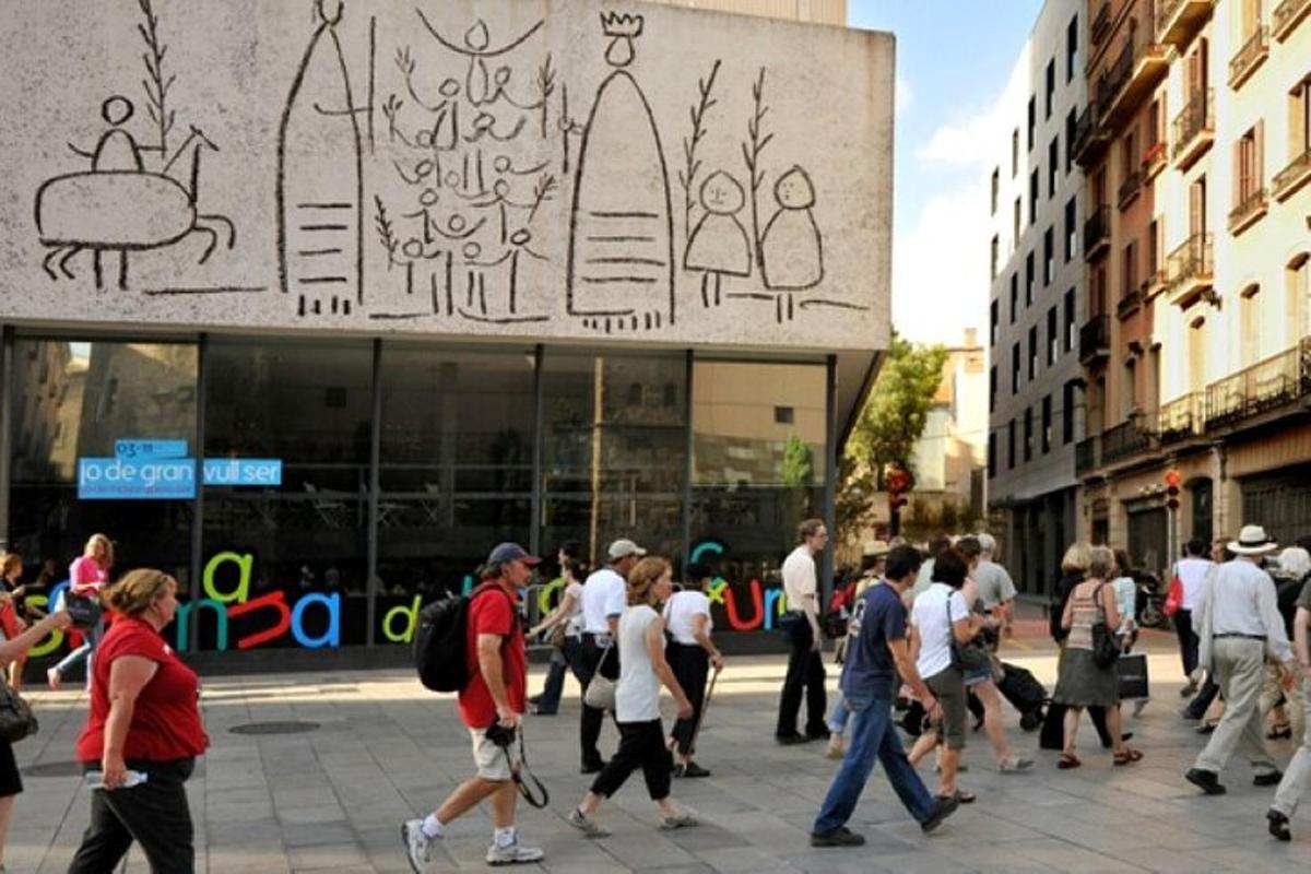 μια ομάδα ανθρώπων που περπατούν μπροστά από ένα κτίριο