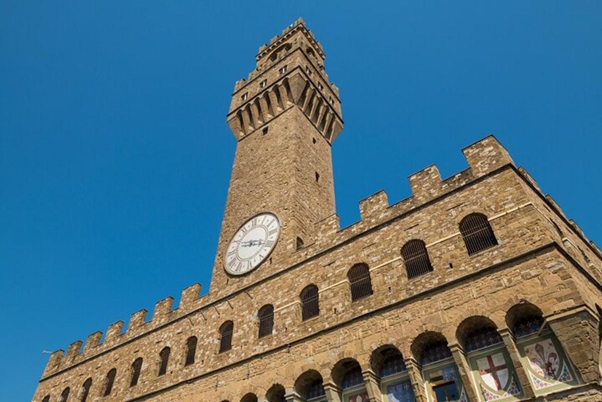 una torre dell'orologio in cima a un edificio