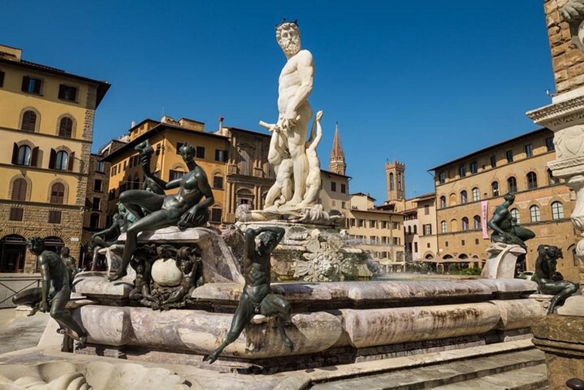 una fontana nel mezzo di una città con statue